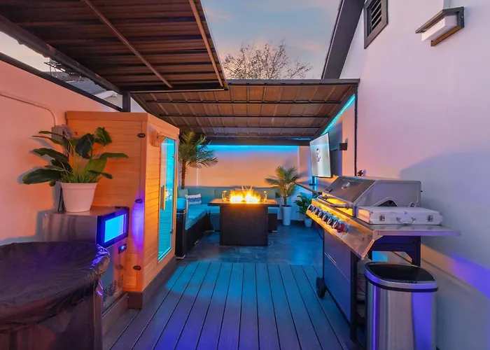 Luxury Downtown With Villa